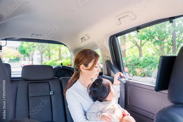 Obraz タクシーでシートベルトをする子連れのお母さん