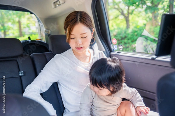 Obraz タクシーでシートベルトをする子連れのお母さん