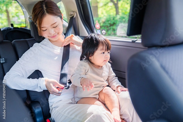 Obraz タクシーでシートベルトをする子連れのお母さん