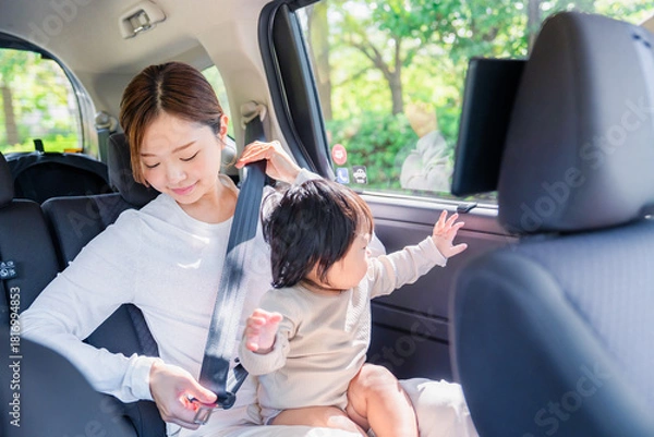 Obraz タクシーでシートベルトをする子連れのお母さん