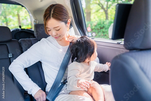 Obraz タクシーでシートベルトをする子連れのお母さん
