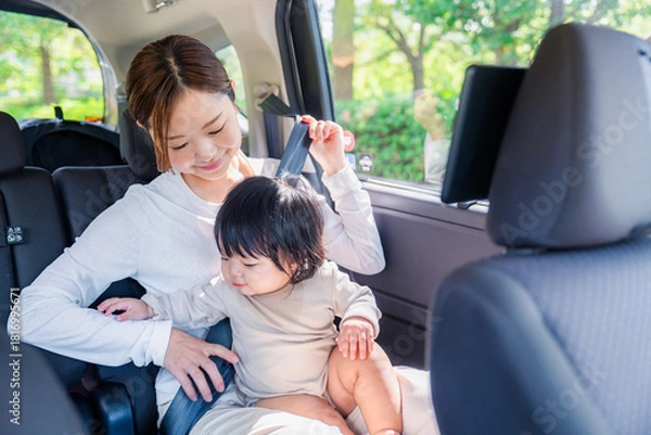 Obraz タクシーでシートベルトをする子連れのお母さん