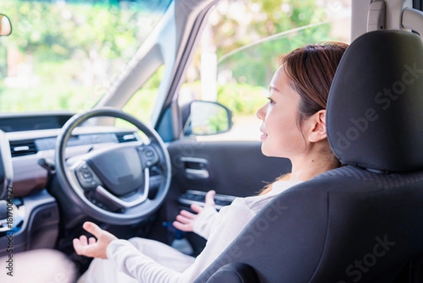 Obraz 自動運転の車で手放し運転をする若い女性