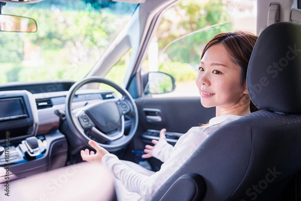 Obraz 自動運転の車で手放し運転をする若い女性