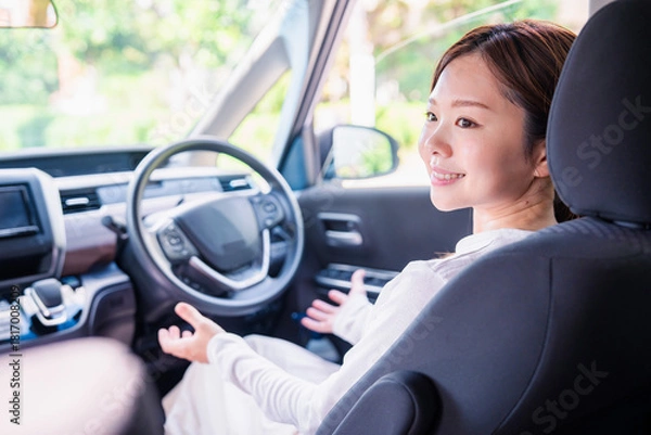 Obraz 自動運転の車で手放し運転をする若い女性