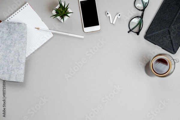 Fototapeta Widok z góry papeterii i telefonu, kawa na szarym tle pulpitu. Pomysł na biznes