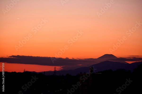 Obraz 夕景富士/冠雪後の富士山。冬になり冷え込むと遠方から見えるようになる。雲の形状が一期一会で90kの距離から撮影。