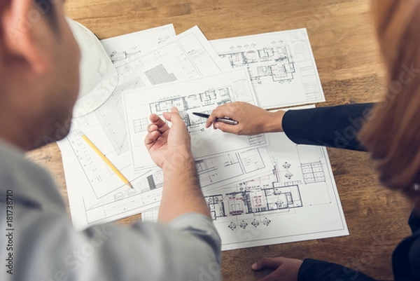Obraz Inżynier i architekt omawiający projekt planu rozmieszczenia energii elektrycznej