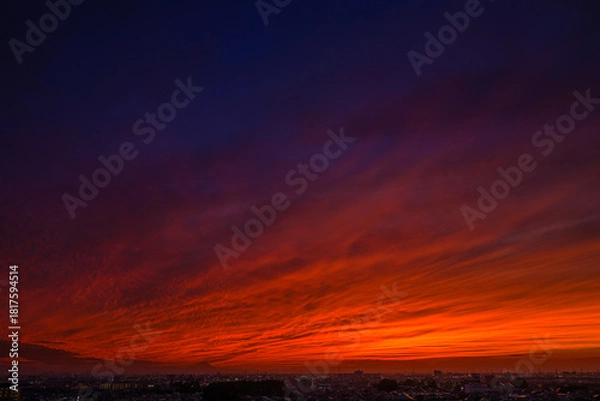 Obraz 地平線に広がる夕焼けと街並み
