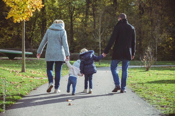 Obraz Familie (Mann, Frau, 2 Kinder) machen Herbst Spatziergang