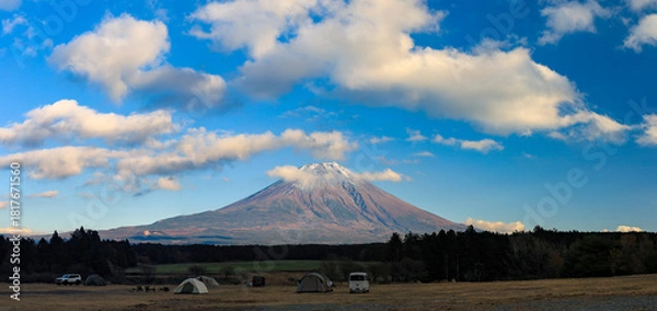 Fototapeta 晩秋の富士山麓朝霧高原のキャンプ場から富士山の絶景　　静岡県富士宮市　日本