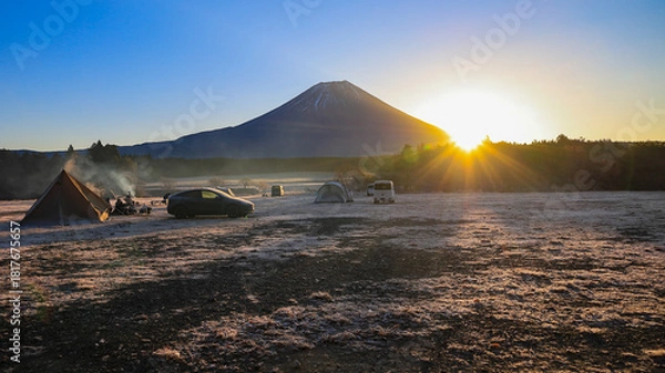 Fototapeta 晩秋の富士山麓朝霧高原のキャンプ場から　夜明けの富士山の絶景　　静岡県富士宮市　日本