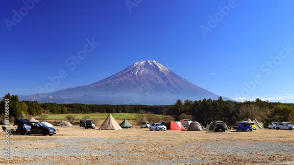 Fototapeta 晩秋の富士山麓朝霧高原のキャンプ場から富士山の絶景　　静岡県富士宮市　日本