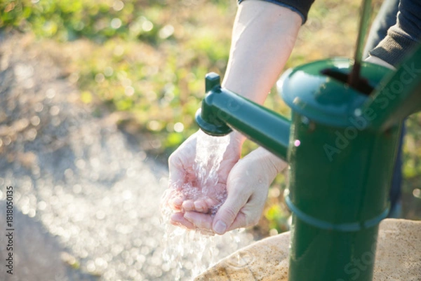 Obraz 井戸の水を手動のポンプですくいあげる