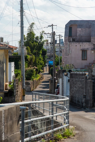 Obraz 路地裏の街並みと細い道