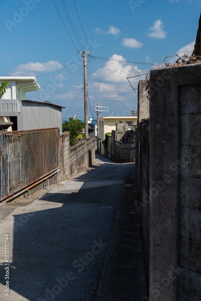 Obraz 路地裏の街並みと細い道