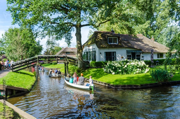 Fototapeta Giethoorn, Holandia: Widok na słynną wioskę Giethoorn z kanałami i rustykalnymi domami ze strzechy. Piękne domy i miasto ogrodów znane jest jako „Wenecja Północy”