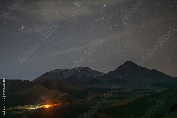 Fototapeta 日本の鳥取県の大山と美しい星空