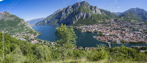 Fototapeta Panorama del lago di Como con la città di Lecco