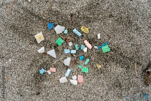 Obraz 海岸に流れ着いたマイクロプラスチック　小笠原　東京都