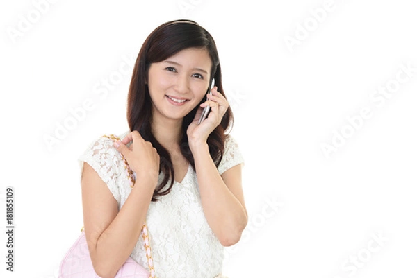 Fototapeta スマートフォンで通話中の女性