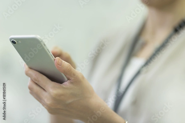 Fototapeta スマートフォンを操作するビジネスウーマン