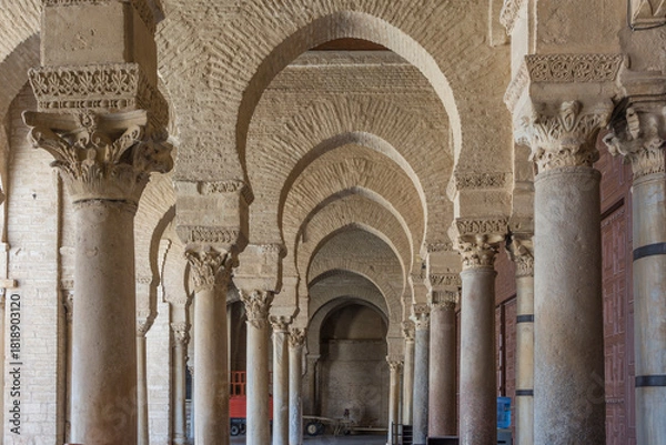 Obraz kolumny w meczecie w Kairouan-Tunezja