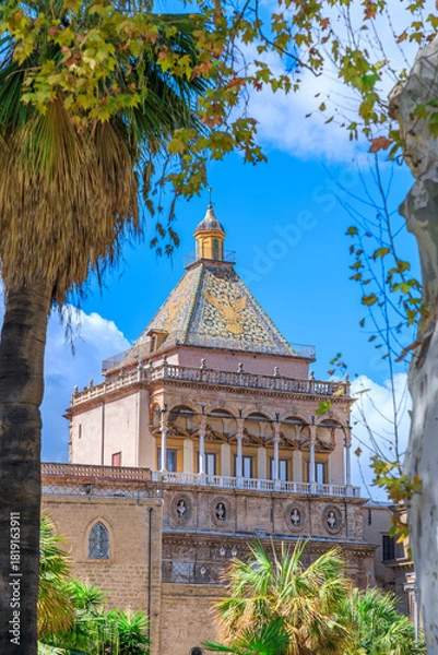 Fototapeta Glimpse of The Porta Nuova (The New Gate) in Palermo, southern Italy.
