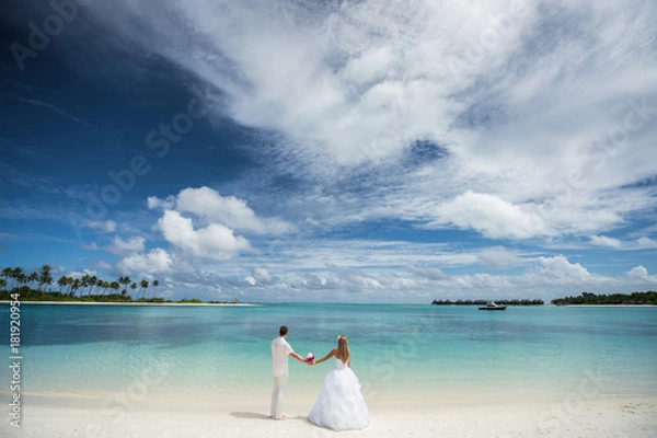 Obraz Young couple holding hands on a seaside