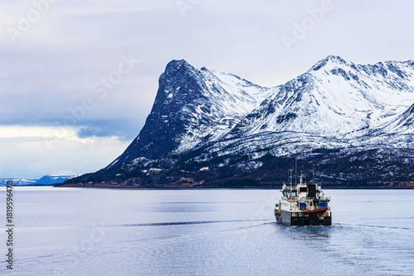 Obraz Berge und Fischerboot im Winter nahe Harstad in Norwegen