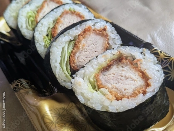 Obraz ボリューム満点の豚カツとレタスを巻いたトンカツ巻き寿司