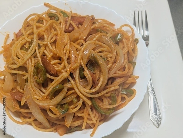 Obraz 懐かしい味わいのナポリタンスパゲティ タマネギとピーマンとウィンナーがたっぷり入ったボリューミーなランチのクローズアップ