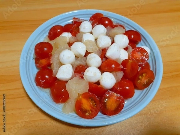 Obraz モッツァレラチーズ、ミニトマト、グレープフルーツのカプレーゼ風サラダ