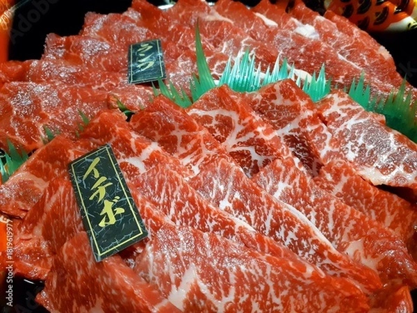 Obraz 綺麗な霜降り和牛の近江牛のイチボとランプのセット 焼き肉用の生肉のクローズアップ