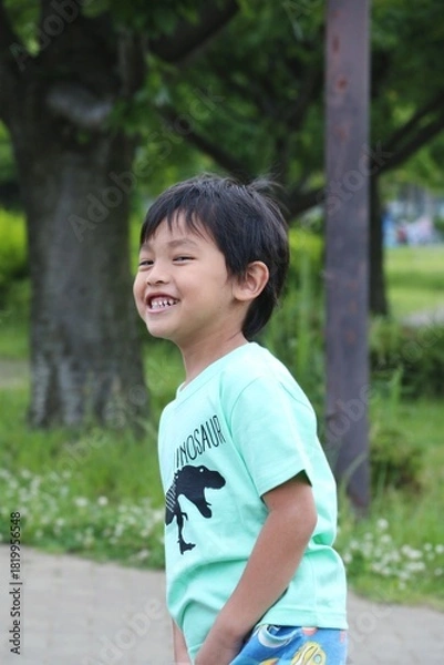 Obraz 公園で遊ぶ元気で楽しそうな笑顔の男の子　アジアの日本人の子ども 幼児