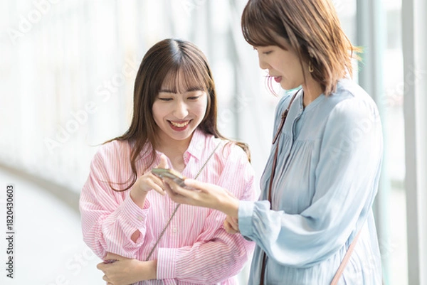 Obraz スマホを見る女性2人