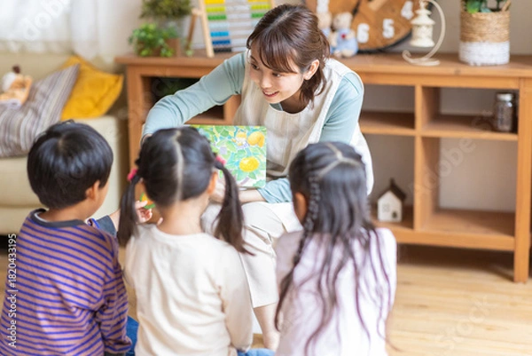 Obraz 読み聞かせをする保育士