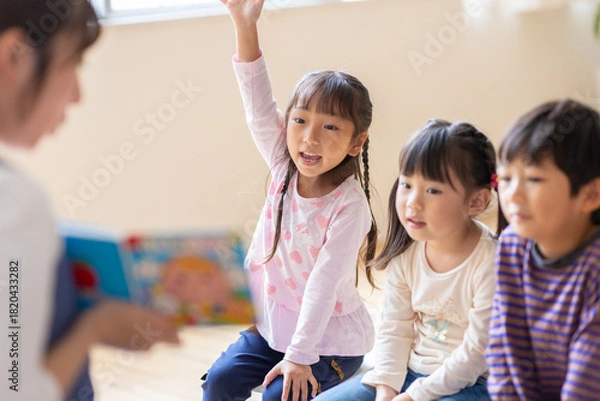 Obraz 読み聞かせをする保育士