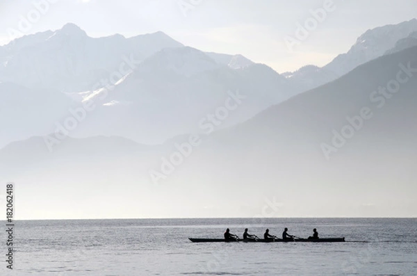 Fototapeta Wioślarze na Row Boat, Annecy Lake, Francja