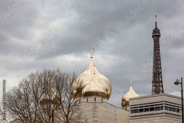 Obraz Holy Trinity Cathedral in Paris, France Golden Onion Domes Church with Eiffel Tower in Background Under Cloudy Sky