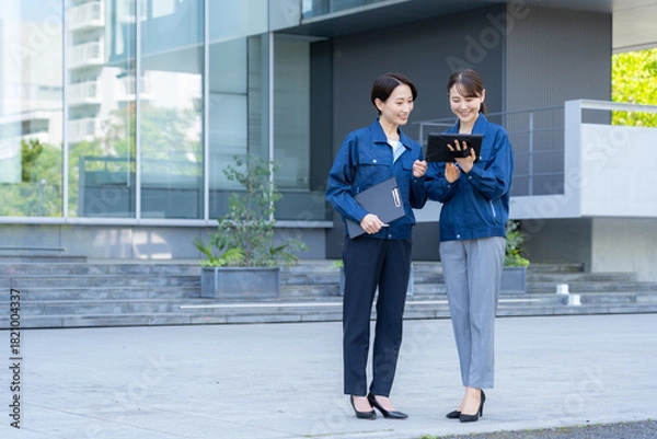 Obraz ビルメンテナンスする女性エンジニア　撮影協力:スカパー東京メディアセンター