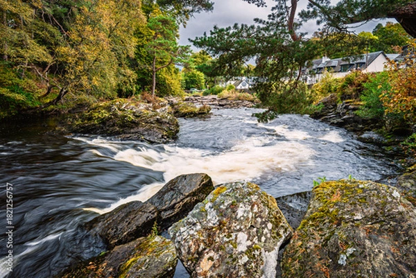 Fototapeta Cascade in The Falls of Dochart, which are a series of rapids on the River Dochart in the village of Killin, Scotland, in the Trossachs National Park