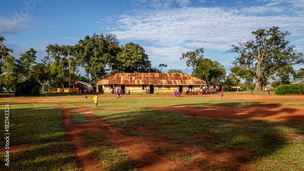 Fototapeta Kolonyi, Uganda - 09 listopada 2017: Wielu uczniów w fioletowym mundurku czeka na wejście do szkoły podstawowej w Kolonyi niedaleko Mbale w Ugandzie w piękny poranek w listopadzie