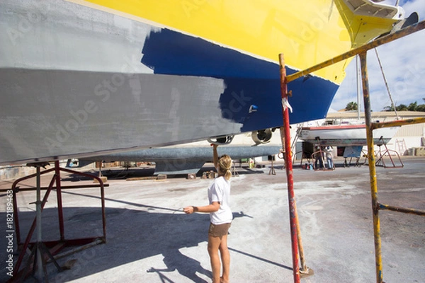 Fototapeta Application d'une couche d'antifouling sur un voilier