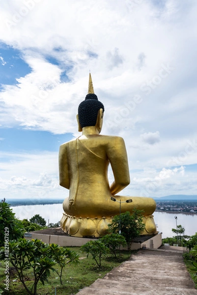 Obraz Buddha statue overlooking mekong river in laos