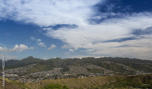 Obraz oahu on the hill and clouds
