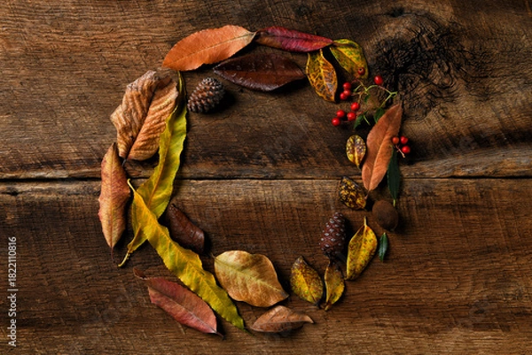 Fototapeta Autumn Leaf Circle on rustic wooden table.