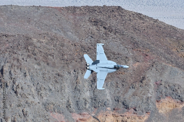 Obraz 渓谷を低空飛行する戦闘機