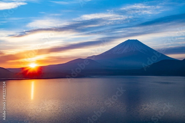 Fototapeta Góra Fuji i wschód słońca nad jeziorem Honsu w prefekturze Yamanashi