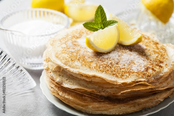 Fototapeta Naleśniki w stylu angielskim z cytryną i cukrem, tradycyjne na Ostatki.